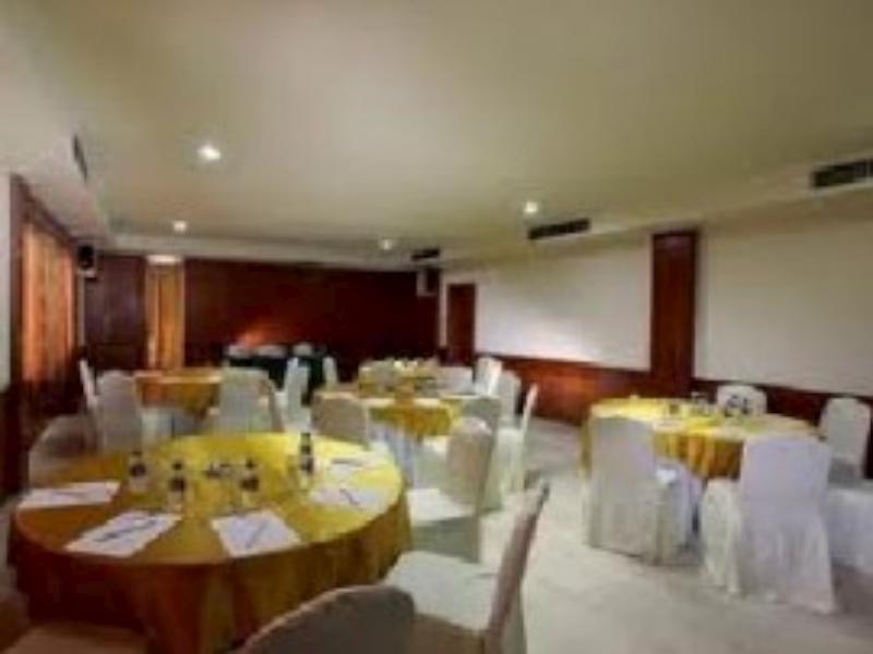 Hotel Wisata Палембанг Экстерьер фото